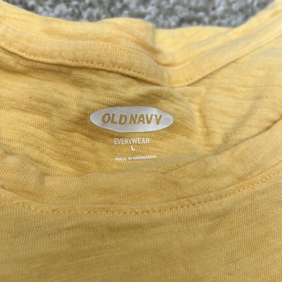 🌸 yellow tee with peace hand - Picture 3 of 3